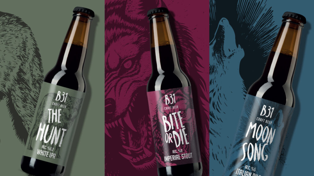 Tre birre artigianali B31 della linea Feral, ciascuna con un design unico di un lupo su uno sfondo colorato: birra The Hunt (white ipa)con sfondo verde, birra bite or Die (imperial Stout) con sfondo magenta , birra Moon Song con sfondo blu.